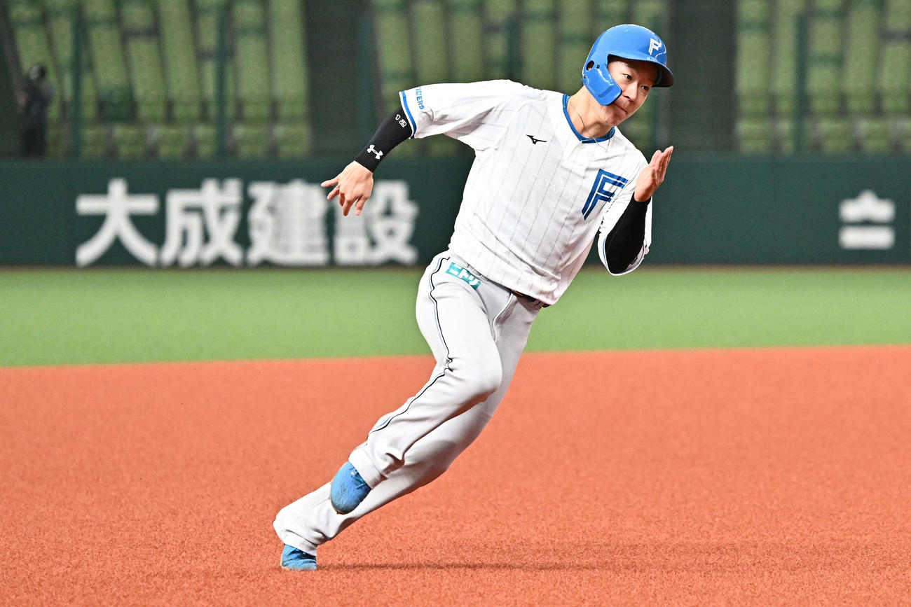 走塁練習する日本ハム矢沢（撮影・滝沢徹郎）