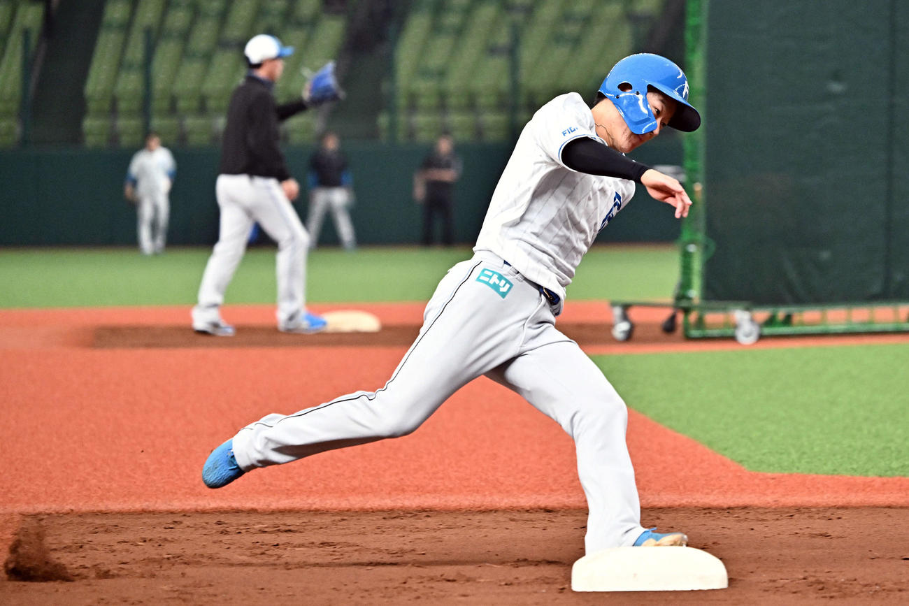 走塁練習する日本ハム矢沢（撮影・滝沢徹郎）