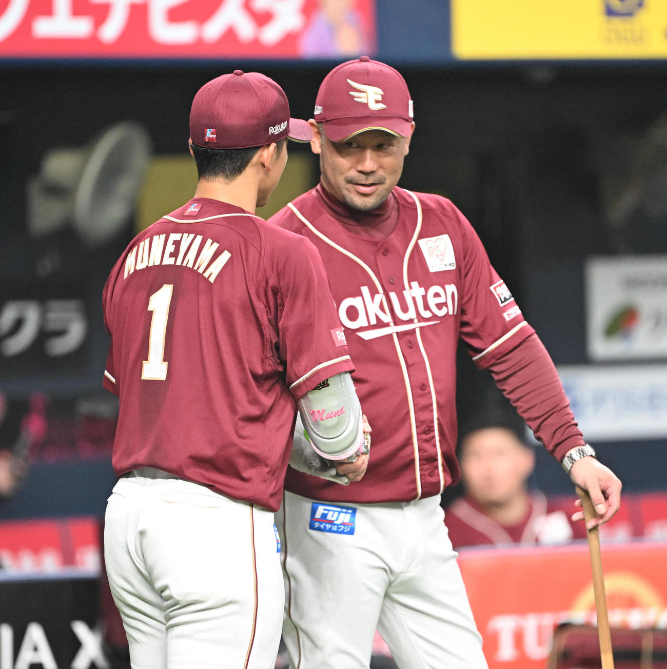 宗山（左）と握手をかわす楽天三木監督（撮影・和賀正仁）