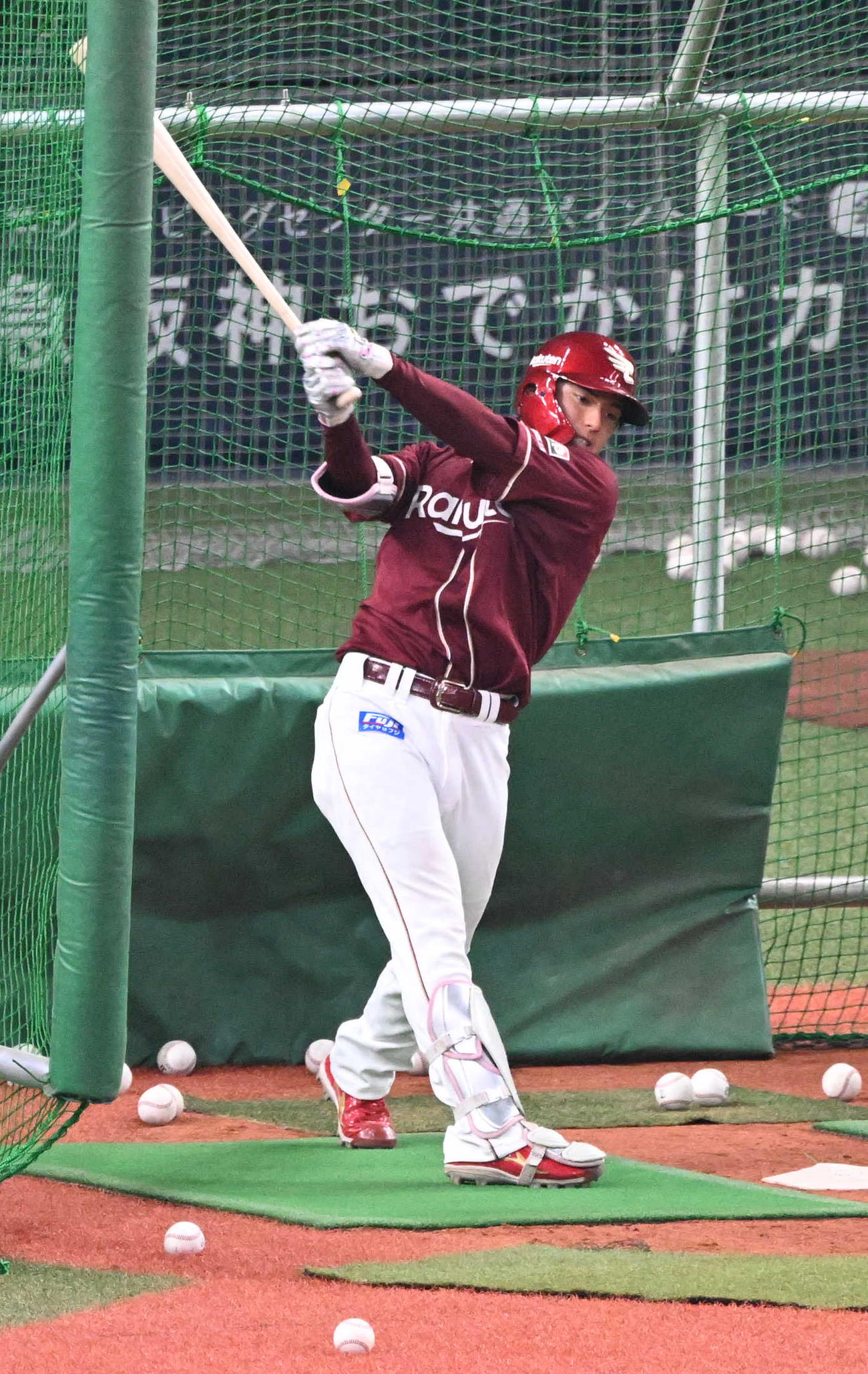 フリー打撃で鋭い打球を飛ばす楽天宗山（撮影・和賀正仁）