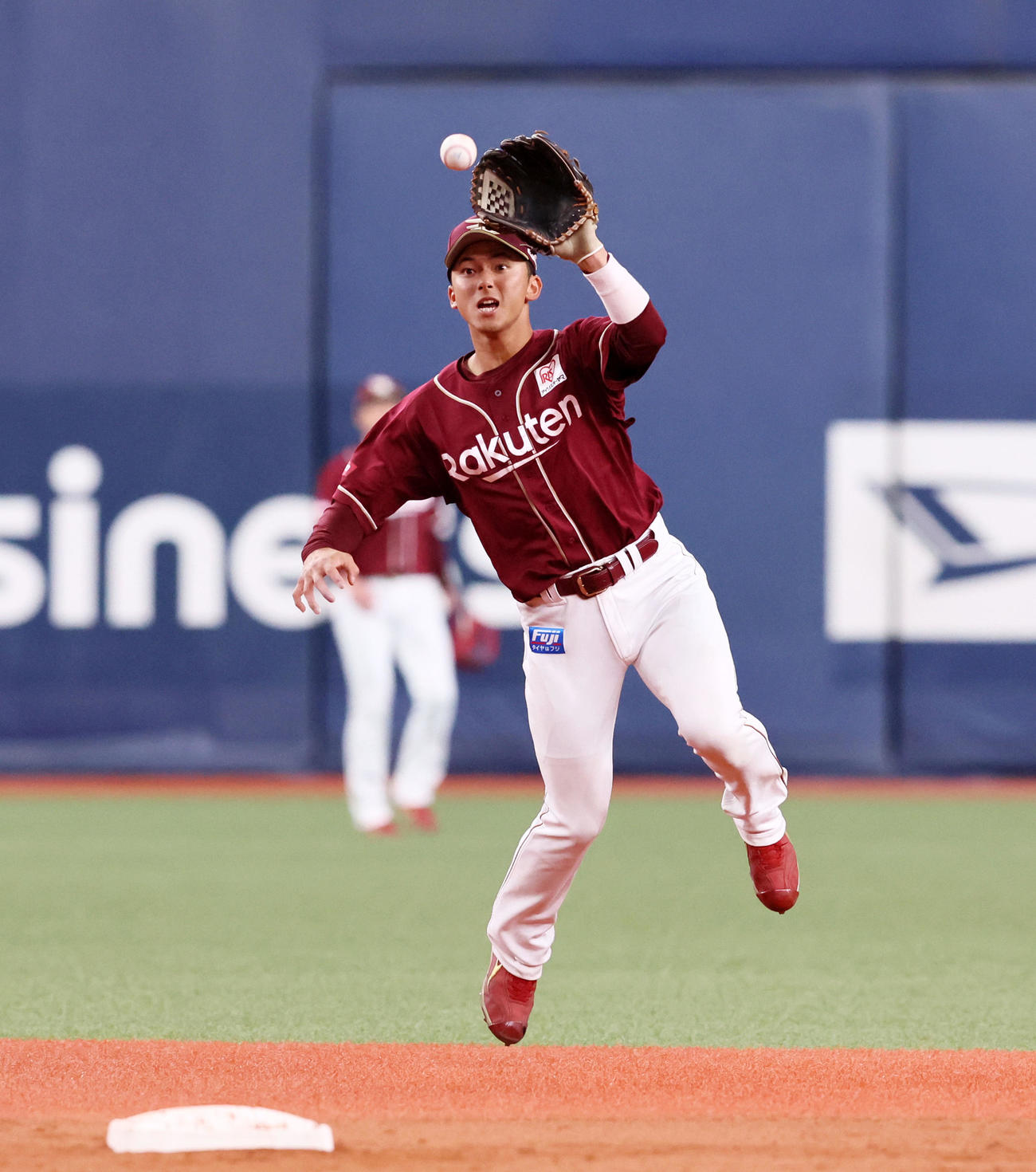 オリックス対楽天　4回裏オリックス1死、宗山塁はエドワード・オリバレスの打球を好捕（撮影・加藤哉）2025年3月4日＝京セラドーム大阪