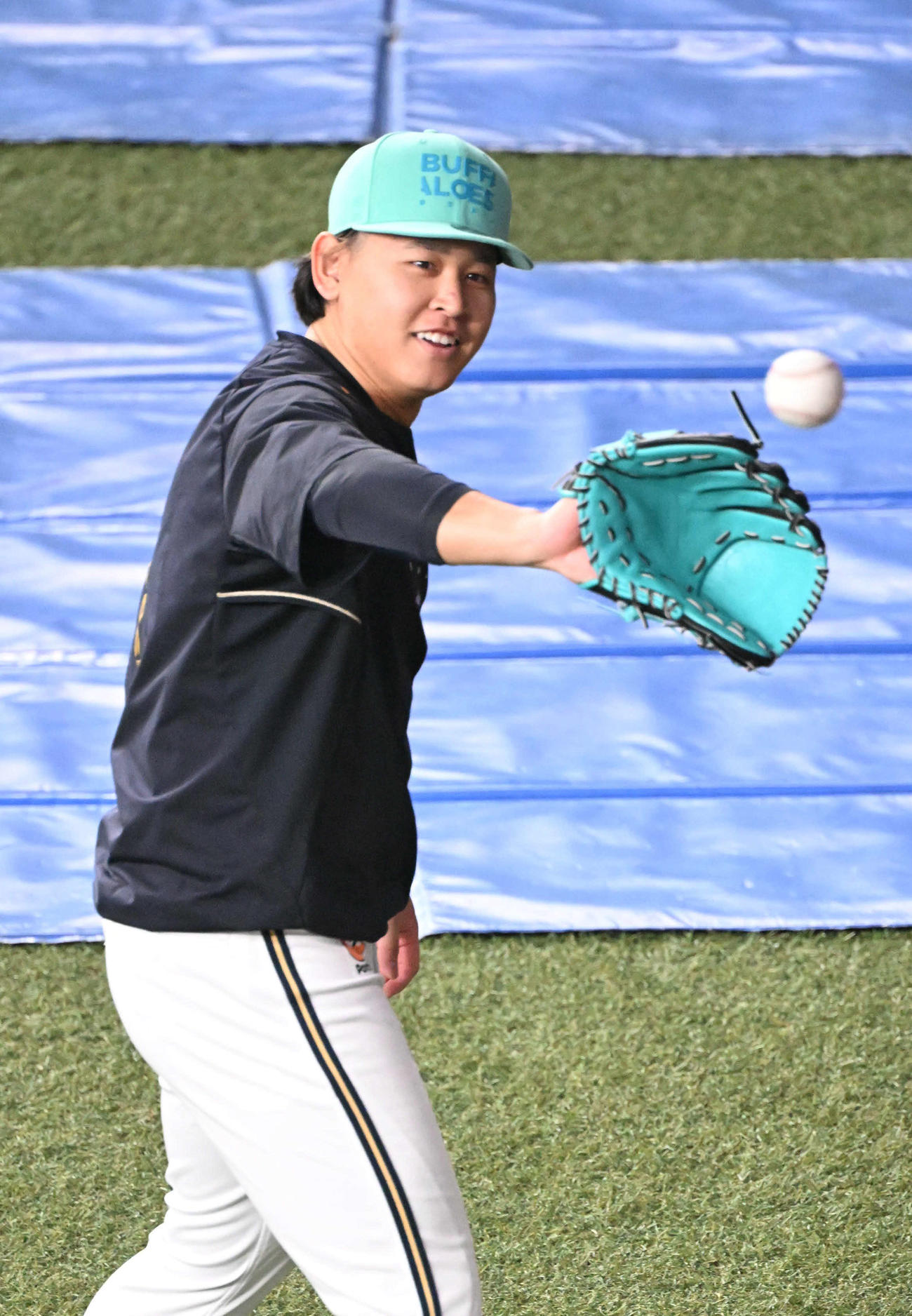 笑顔でキャッチボールするオリックス宮城（撮影・和賀正仁）