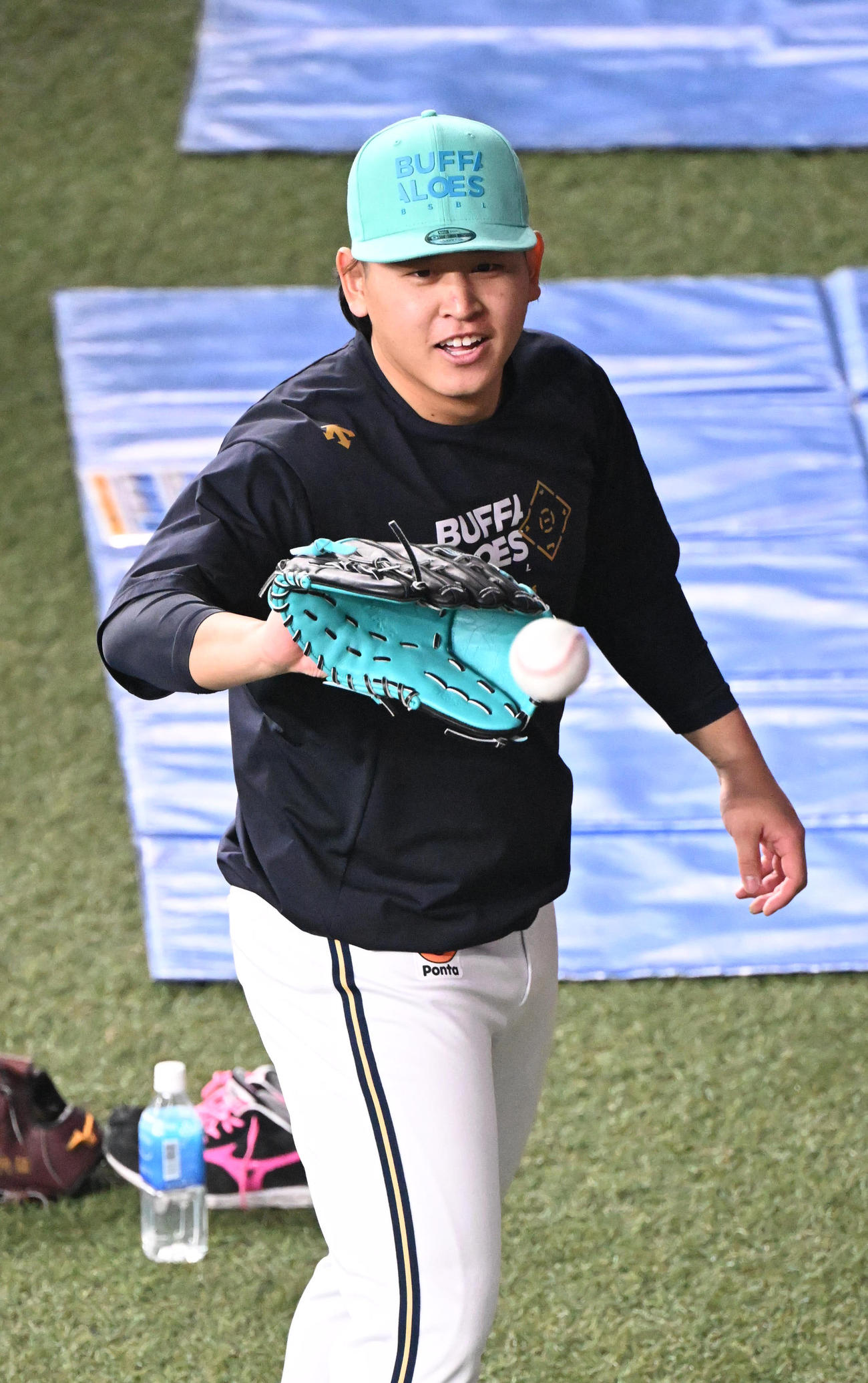 笑顔でキャッチボールするオリックス宮城（撮影・和賀正仁）