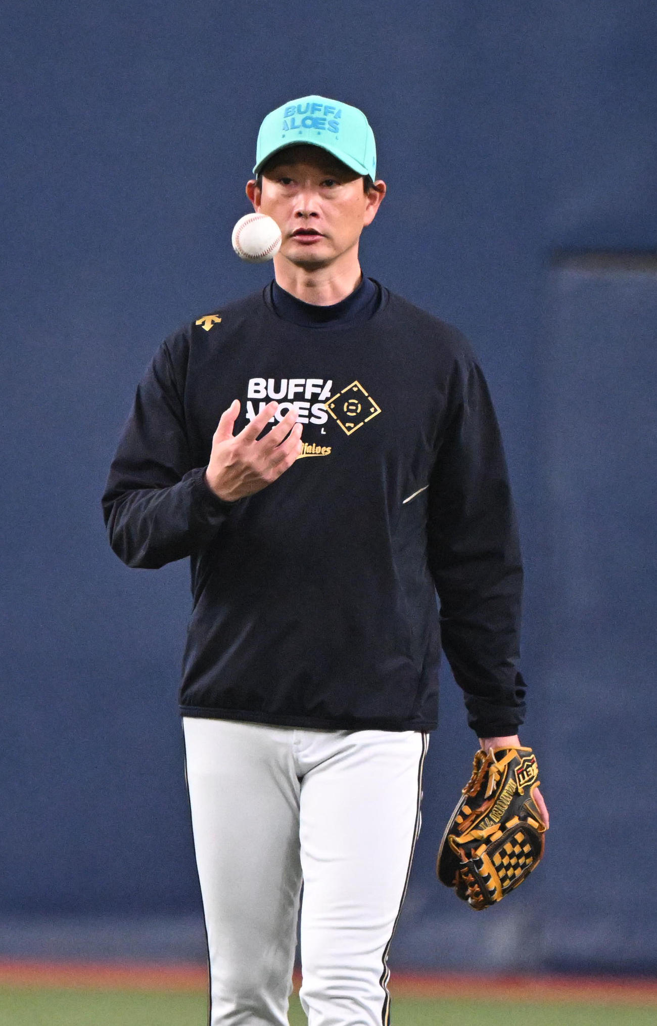 ボールを投げながらグラウンドを後にするオリックス岸田監督（撮影・和賀正仁）