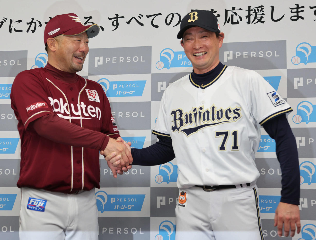 開幕前日会見で笑顔で握手を交わすオリックス岸田監督（右）と楽天三木監督（撮影・西尾就之）