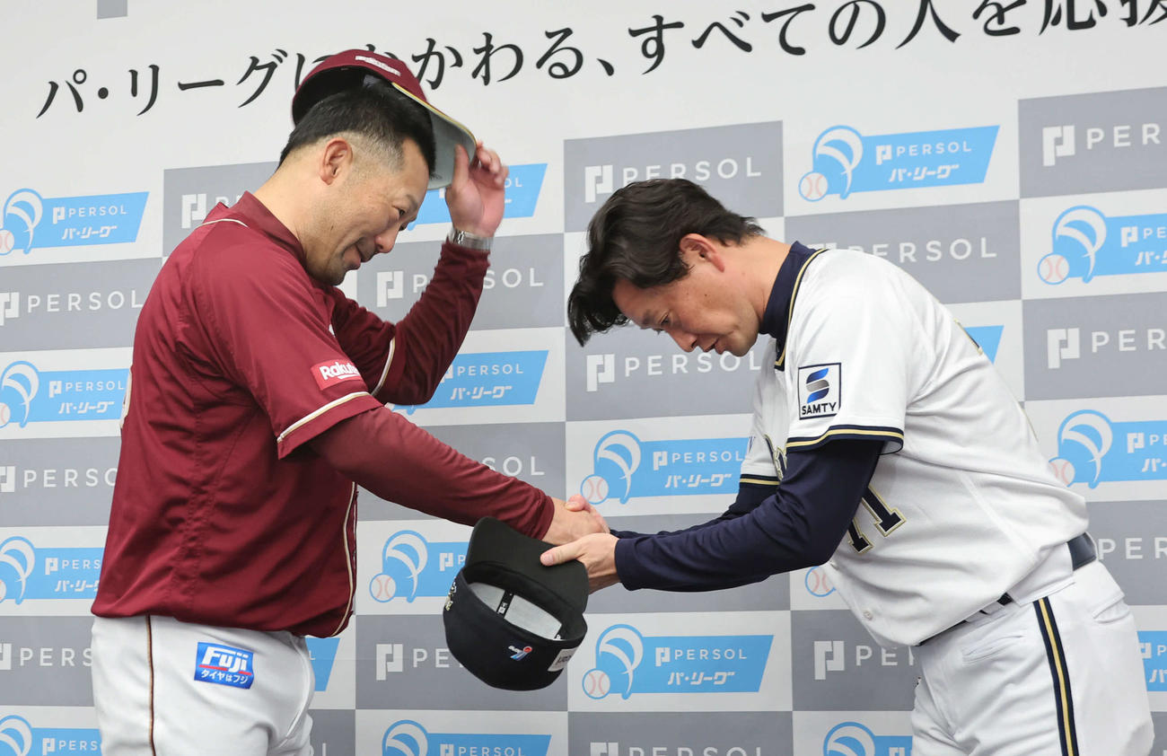 開幕前日会見を終え、握手を交わすオリックス岸田監督（右）と楽天三木監督（撮影・西尾就之）