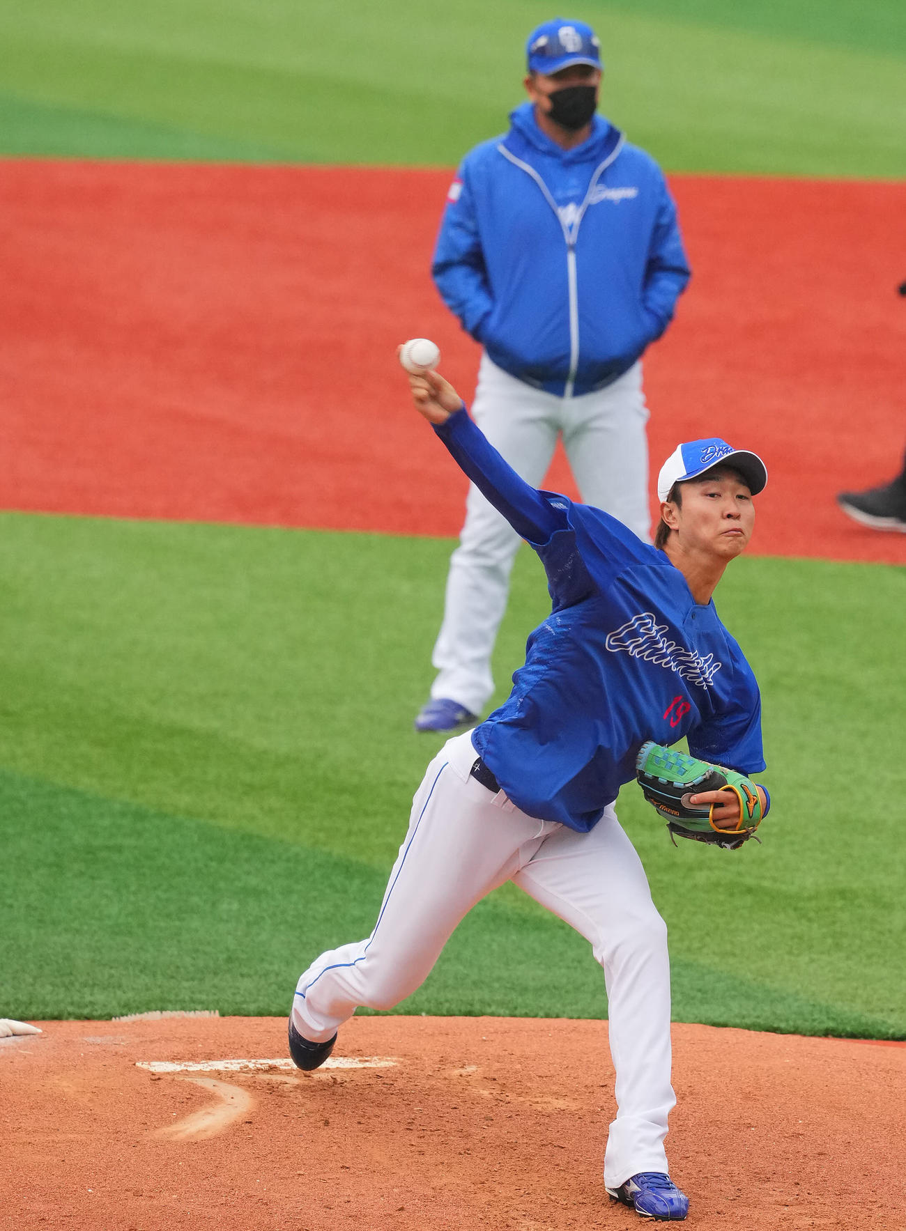 井上監督（後方）が見つめる中、横浜スタジアムのマウンドから投球する中日高橋宏（撮影・垰建太）