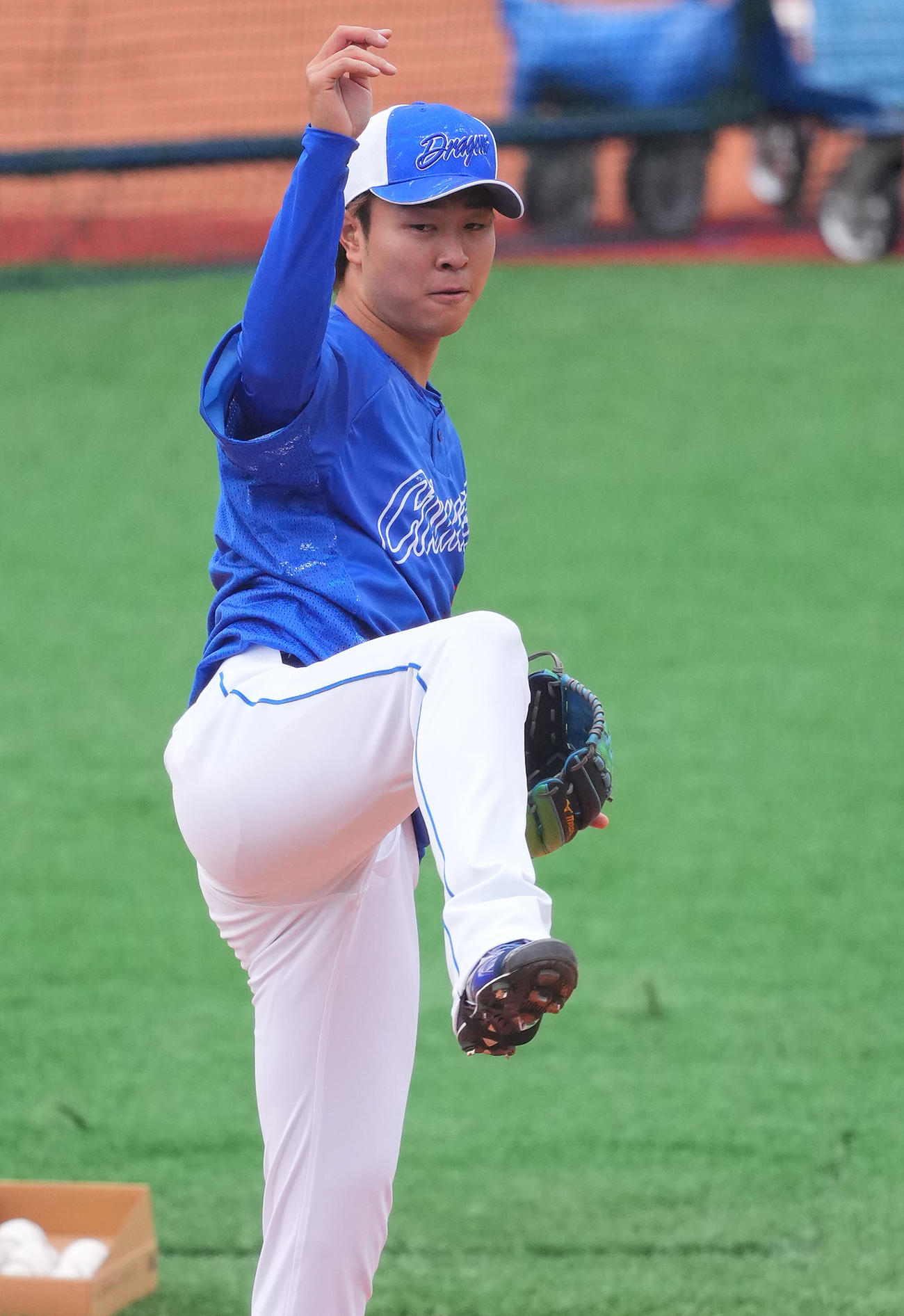 横浜スタジアムのマウンドで投球する中日高橋宏（撮影・垰建太）