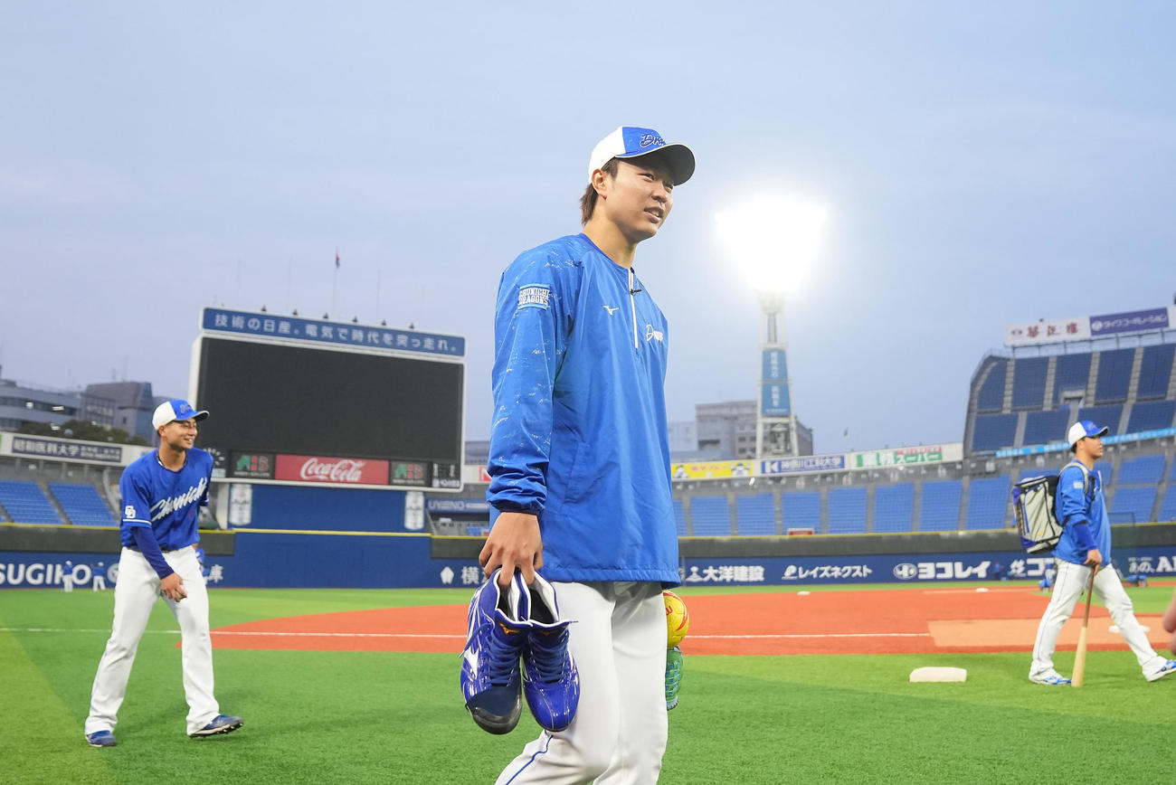 横浜スタジアムでの前日練習を終え引き揚げる中日高橋宏（撮影・垰建太）