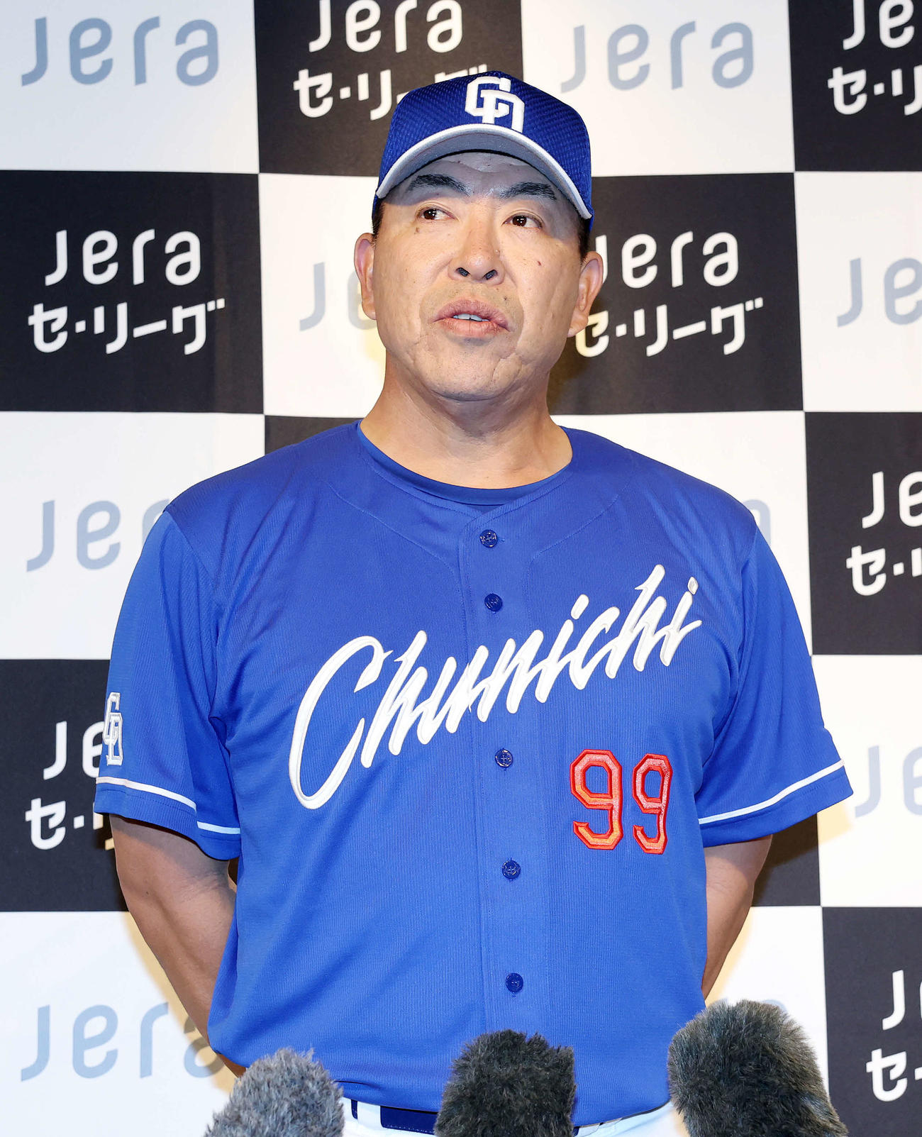開幕前日会見で報道陣の質問に答える中日井上監督（撮影・鈴木正人）　
