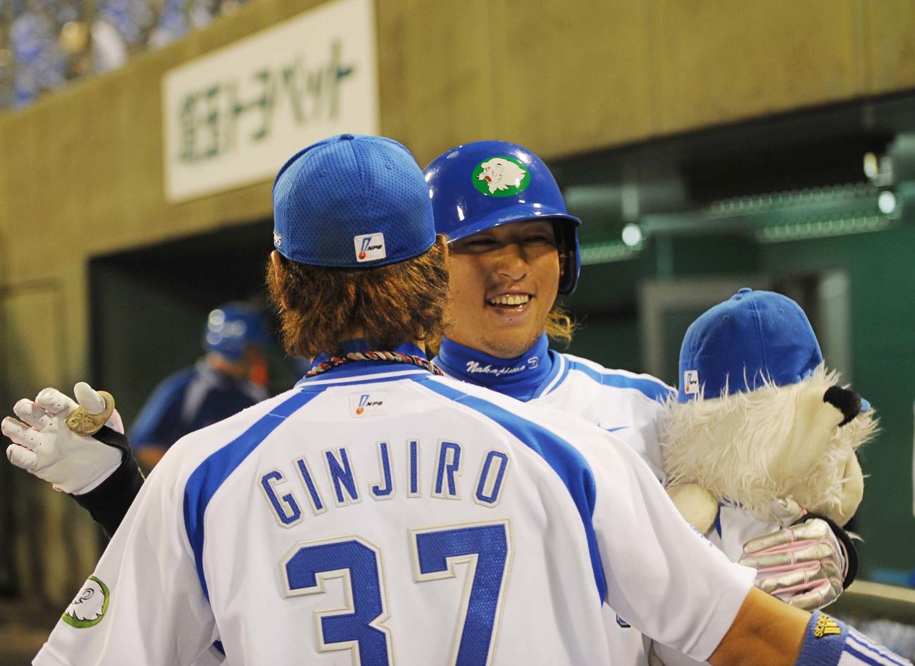 中島宏之と炭谷銀仁朗（2008年10月17日撮影）