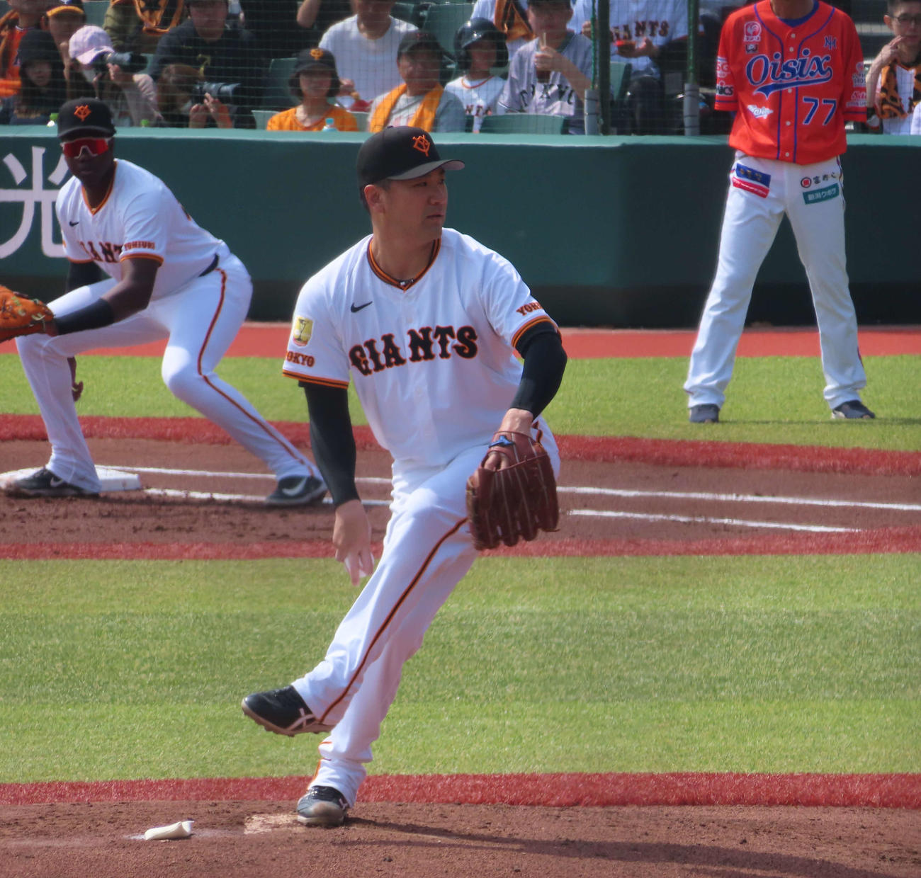 巨人対オイシックス　先発し力投する巨人田中将（撮影・水谷京裕）
