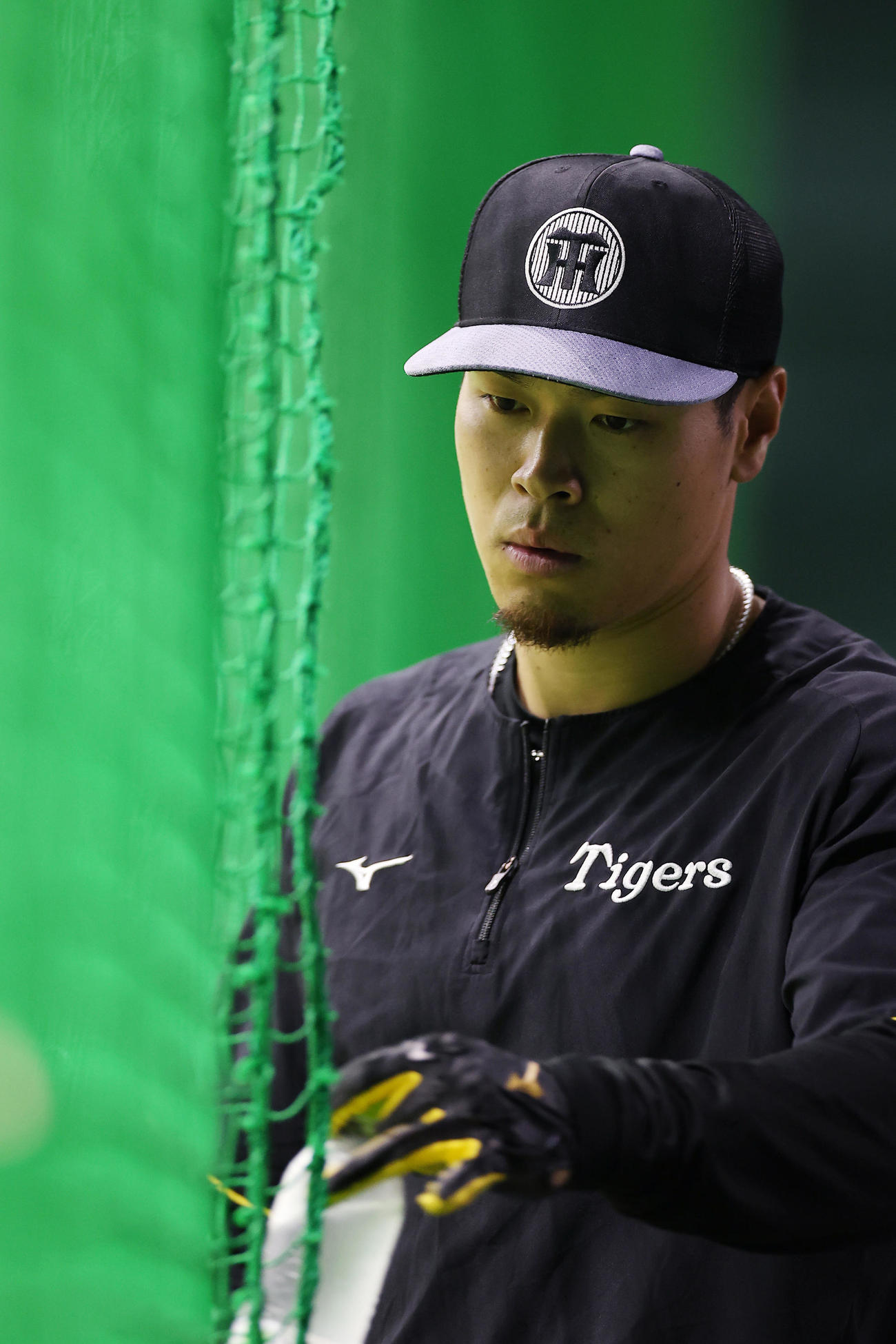 室内練習場で練習に臨む阪神佐藤輝（撮影・前田充）