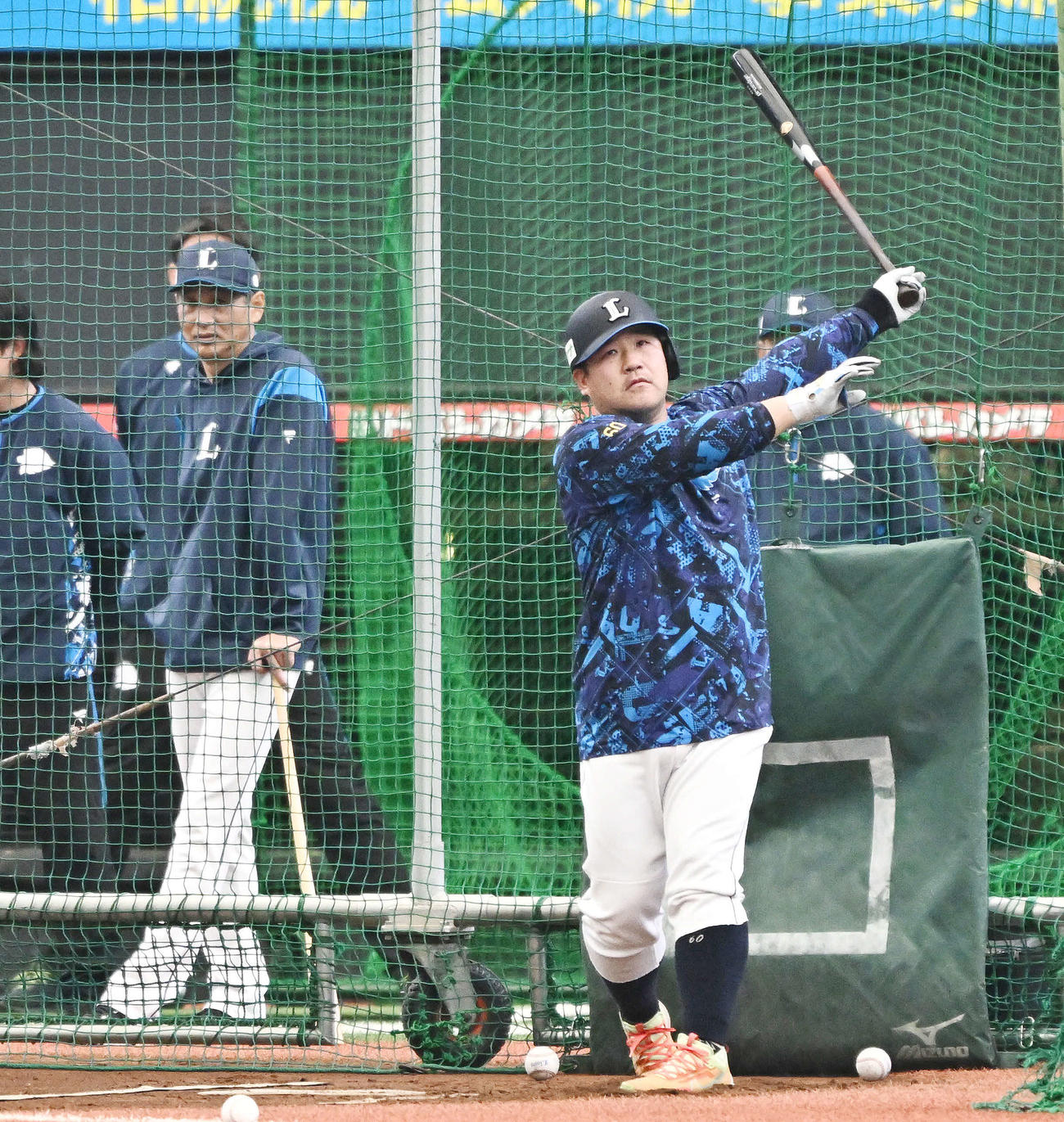 フリー打撃する西武中村剛。後方左は西口監督（撮影・滝沢徹郎）