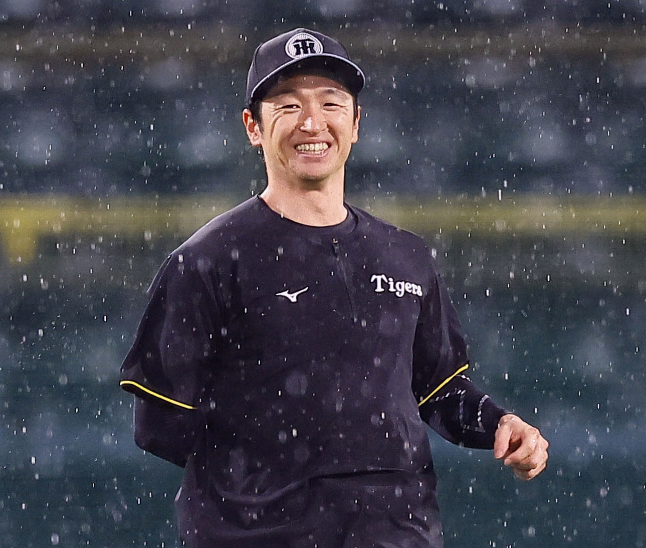 雨の中、守備練習をする阪神近本（撮影・藤尾明華）