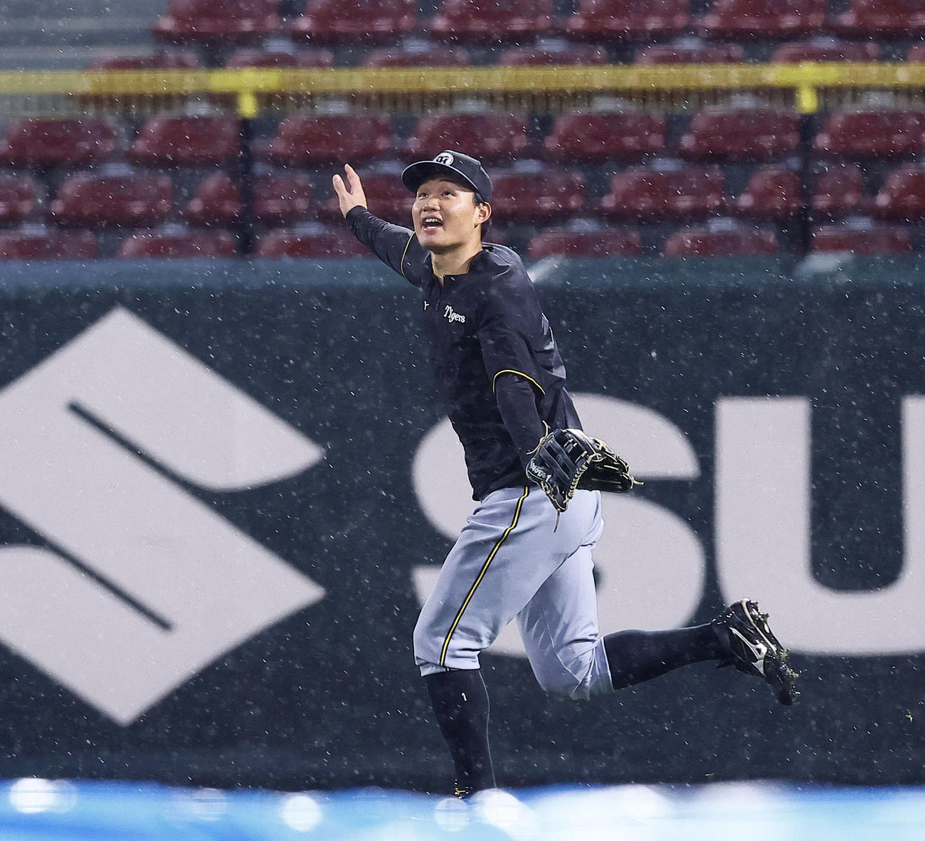 雨の中、守備練習をする阪神森下（撮影・藤尾明華）