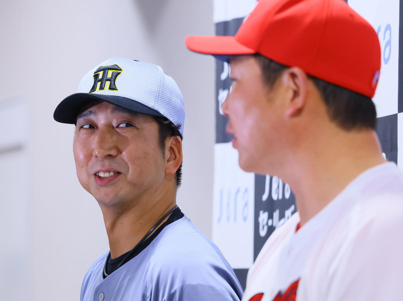 開幕戦を前に会見を行い広島新井監督（右）と顔を合わせる阪神藤川監督（撮影・藤尾明華）