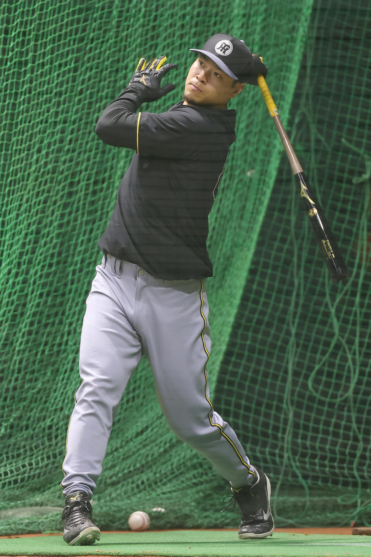 室内練習場でフリー打撃を行う阪神佐藤輝（撮影・前田充）