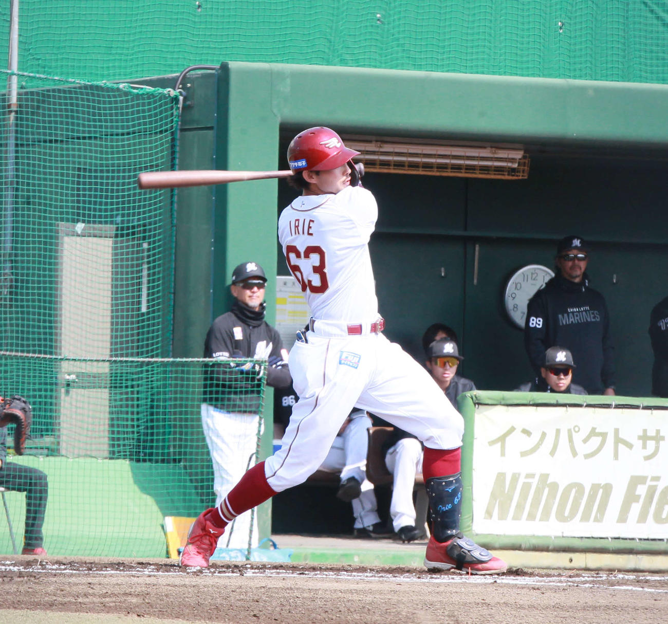 楽天対ロッテ　1回1死二塁、右前打を放つ楽天入江（撮影・高橋香奈）