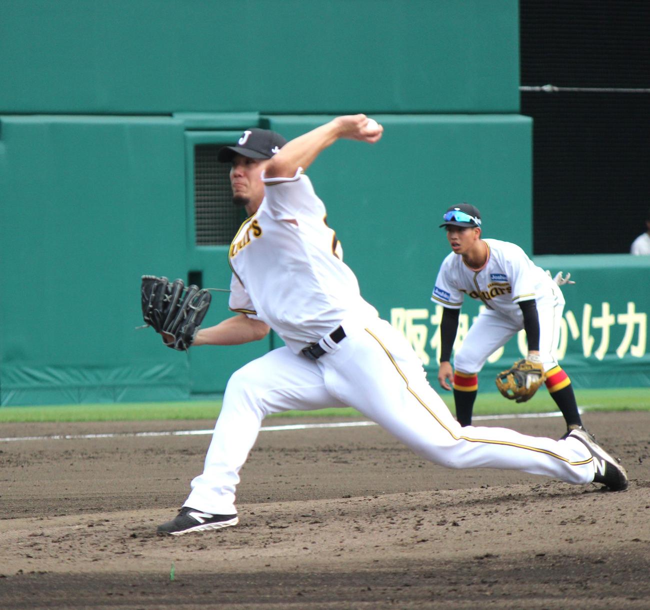 「阪神ジャガーズ」の復刻ユニホームで力投する阪神伊藤将（撮影・柏原誠）