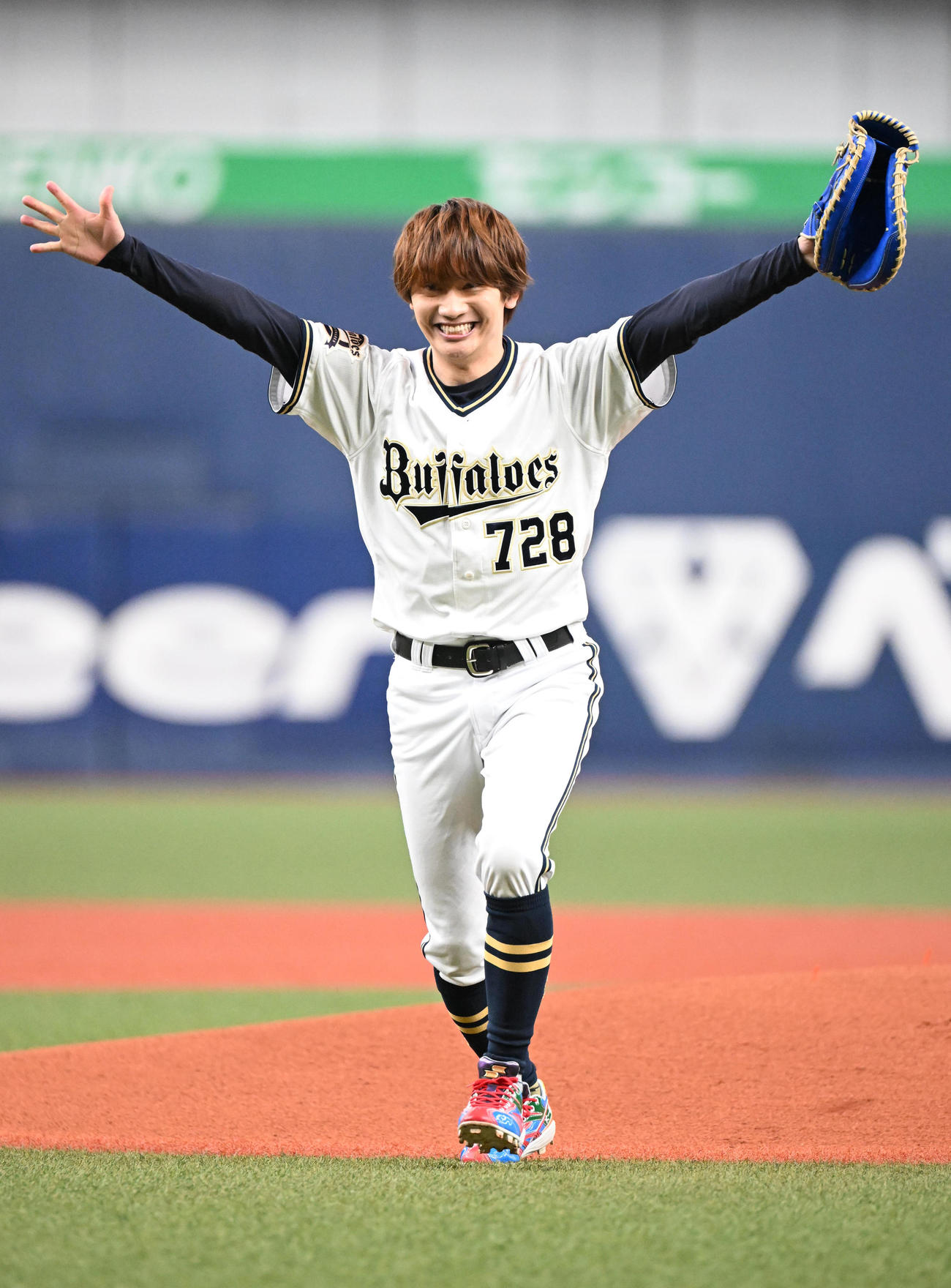 オリックス対楽天　始球式を務めるなにわ男子の藤原丈一郎（撮影・和賀正仁）