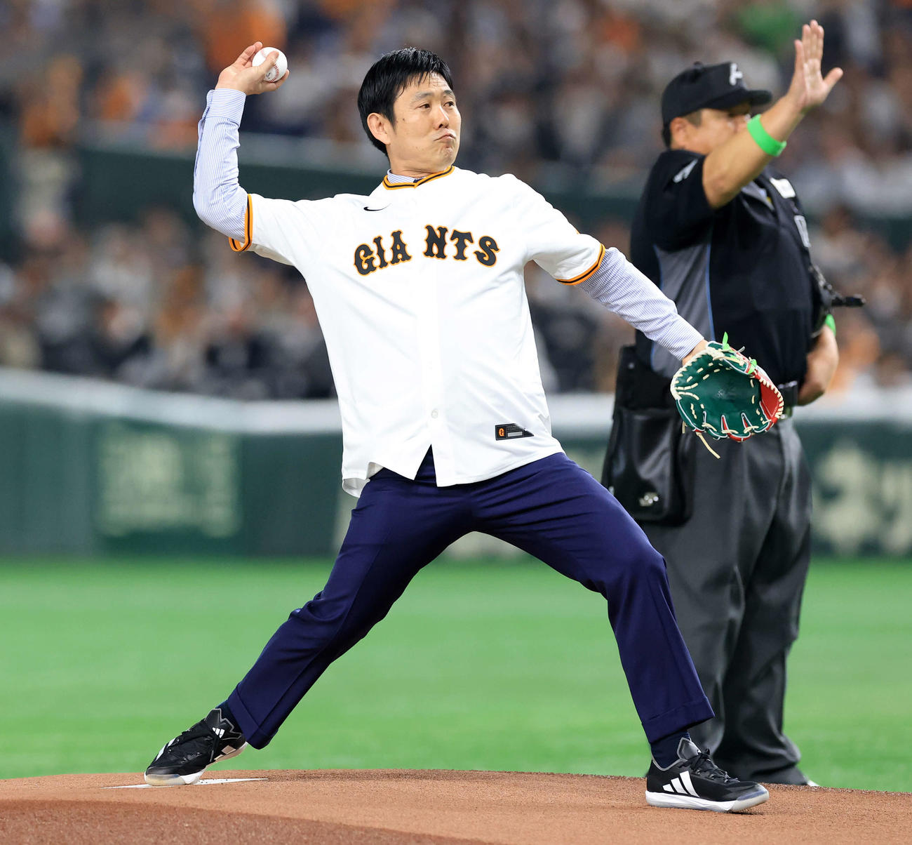 巨人対ヤクルト　セレモニアルピッチをするサッカー日本代表森保監督（撮影・浅見桂子）