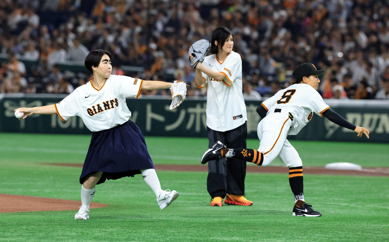 巨人対ヤクルト　ファーストピッチをする、左からイモトアヤコ、、庄司夏子、田中美羽（撮影・浅見桂子）