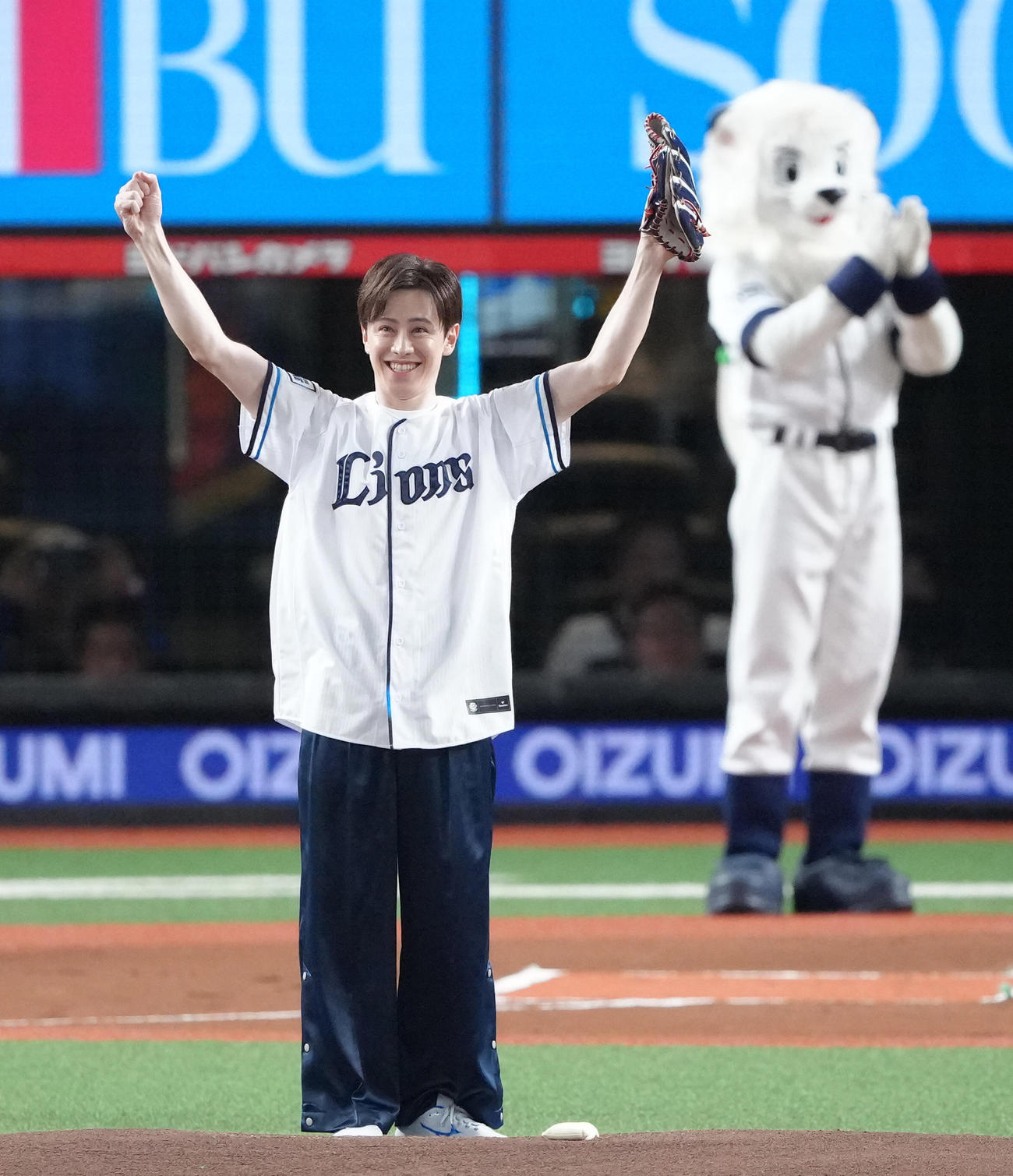 西武対日本ハム　始球式を務めたウエンツ瑛士（撮影・足立雅史）