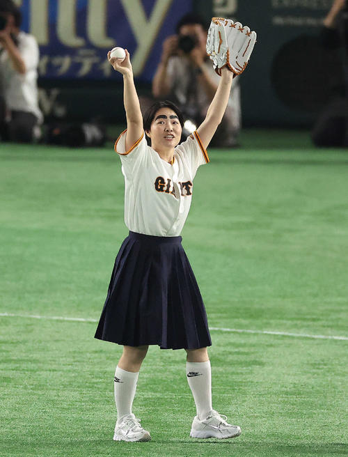 巨人対ヤクルト　開始前、ファーストピッチセレモニーに登場するイモトアヤコ（撮影・河田真司）