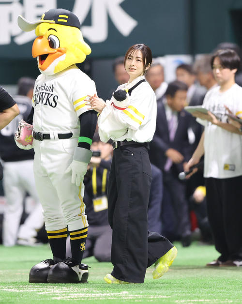 ソフトバンク対ロッテ　ファンに笑顔を向ける上戸彩（撮影・梅根麻紀）