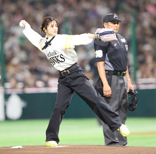 ソフトバンク対ロッテ　始球式で見事な投球を見せた上戸彩（撮影・梅根麻紀）