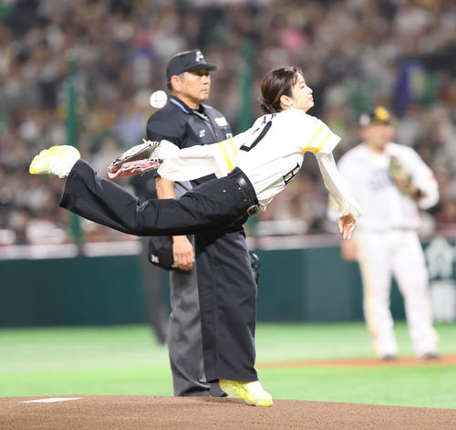 ソフトバンク対ロッテ　始球式で見事な投球を見せた上戸彩（撮影・梅根麻紀）