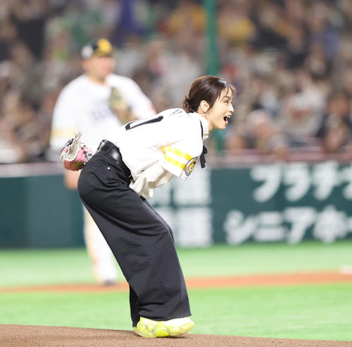 ソフトバンク対ロッテ　始球式で見事な投球を見せた上戸彩（撮影・梅根麻紀）