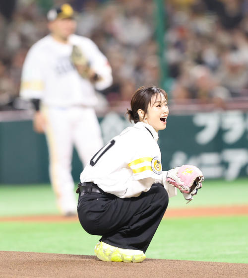ソフトバンク対ロッテ　始球式で見事な投球を見せた上戸彩（撮影・梅根麻紀）