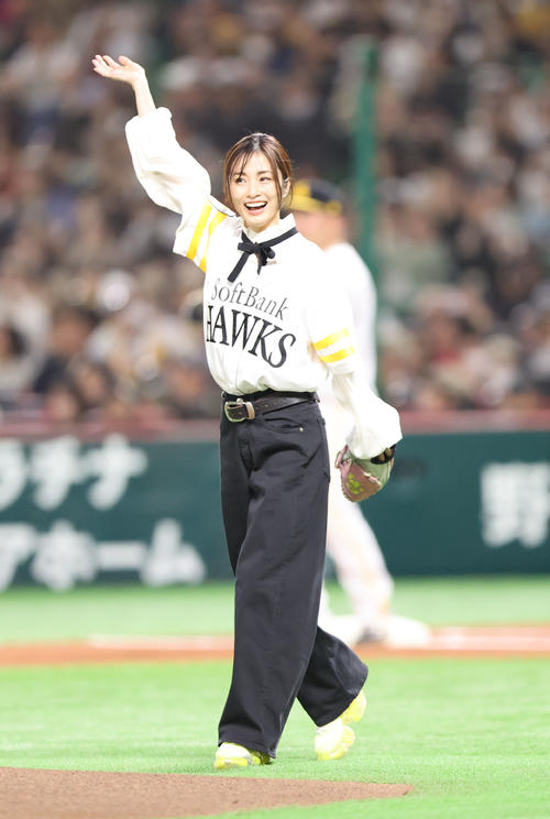 ソフトバンク対ロッテ　ファンに笑顔を向ける上戸彩（撮影・梅根麻紀）