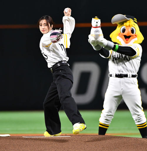 ソフトバンク対ロッテ　始球式を行う俳優の上戸彩（撮影・岩下翔太）