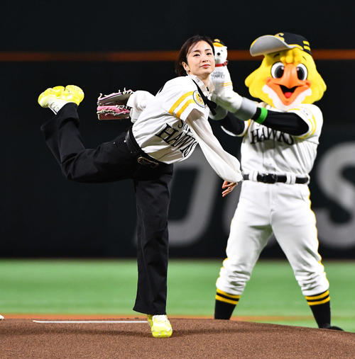 ソフトバンク対ロッテ　始球式を行う俳優の上戸彩（撮影・岩下翔太）