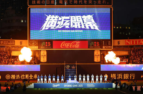 DeNA対中日　開幕セレモニーに臨むDeNAと中日の選手たち（撮影・鈴木正人）　