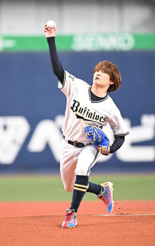 オリックス対楽天　始球式を務めるなにわ男子の藤原丈一郎（撮影・和賀正仁）