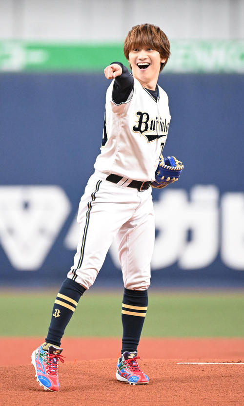オリックス対楽天　始球式を務める、なにわ男子の藤原丈一郎（撮影・和賀正仁）