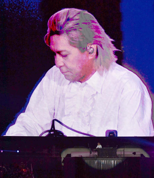 ソフトバンク対ロッテ　開幕セレモニーに登場した音楽プロデューサーの小室哲哉（撮影・岩下翔太）