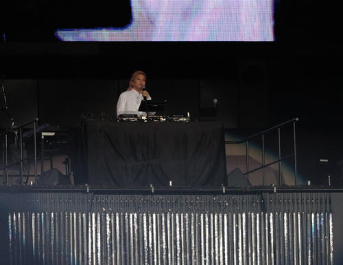 ソフトバンク対ロッテ　開幕セレモニーを盛り上げた小室哲哉（撮影・梅根麻紀）