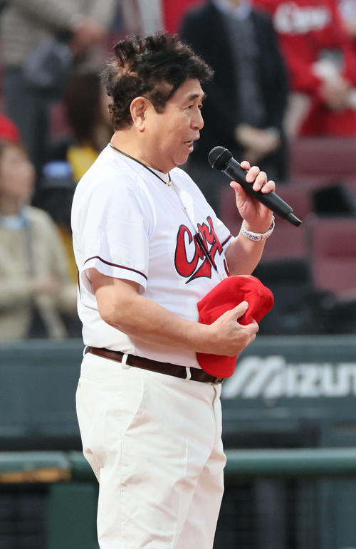 広島対阪神　開幕セレモニーで君が代独唱する塩見大治郎さん（撮影・加藤孝規）