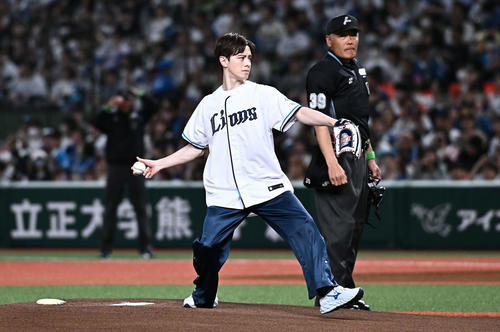 西武対日本ハム　始球式で投球するウエンツ瑛士（撮影・滝沢徹郎）