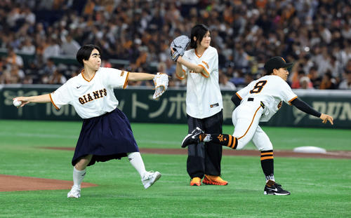 巨人対ヤクルト　ファーストピッチをする、左からイモトアヤコ、、庄司夏子、田中美羽（撮影・浅見桂子）