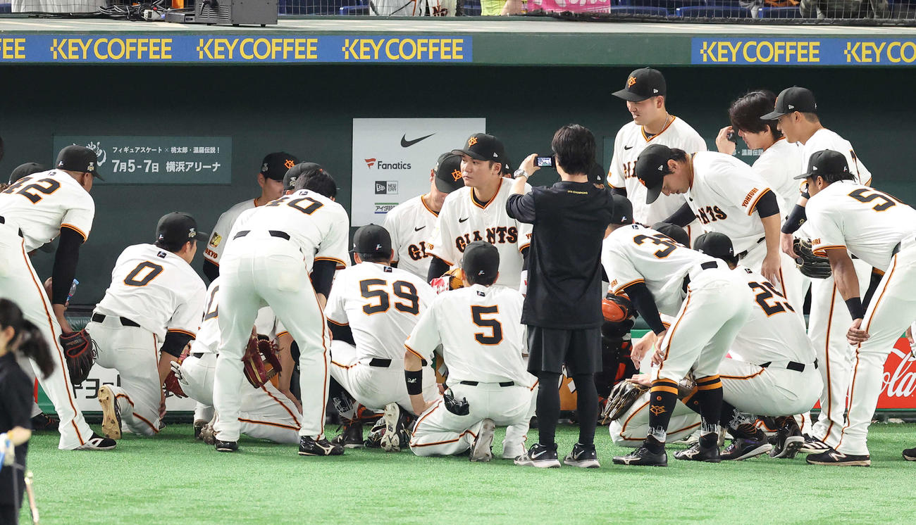 開始前円陣を組む巨人ナイン（撮影・河田真司）