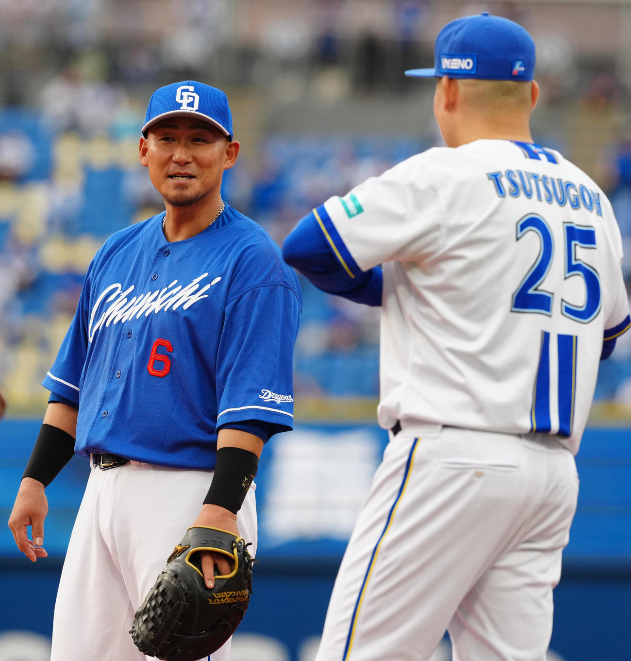 DeNA対中日　試合前、DeNA筒香（右）と言葉を交わす中日中田（撮影・江口和貴）