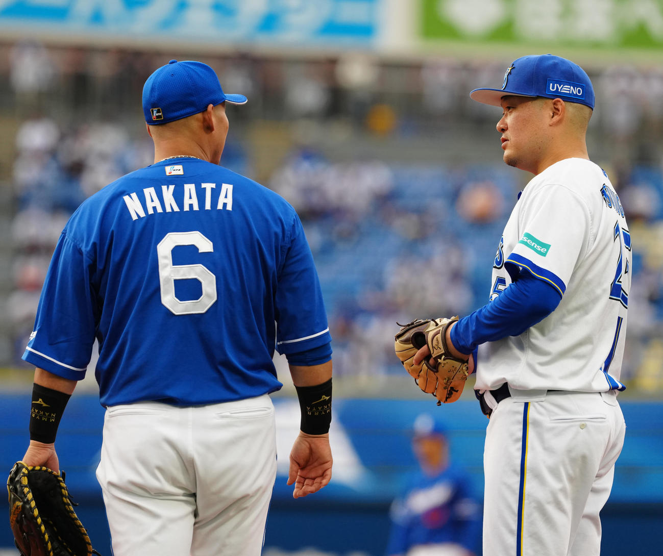 DeNA対中日　試合前、中日中田（左）と言葉を交わすDeNA筒香（撮影・江口和貴）