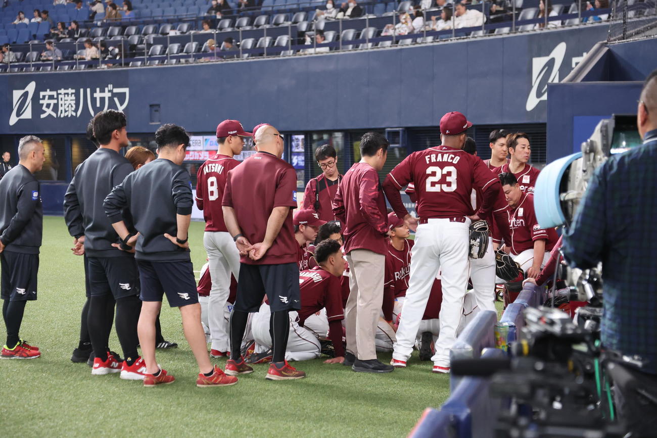 オリックス対楽天1回戦試合前にベンチ前で円陣を作る楽天ナイン（撮影・西尾就之）