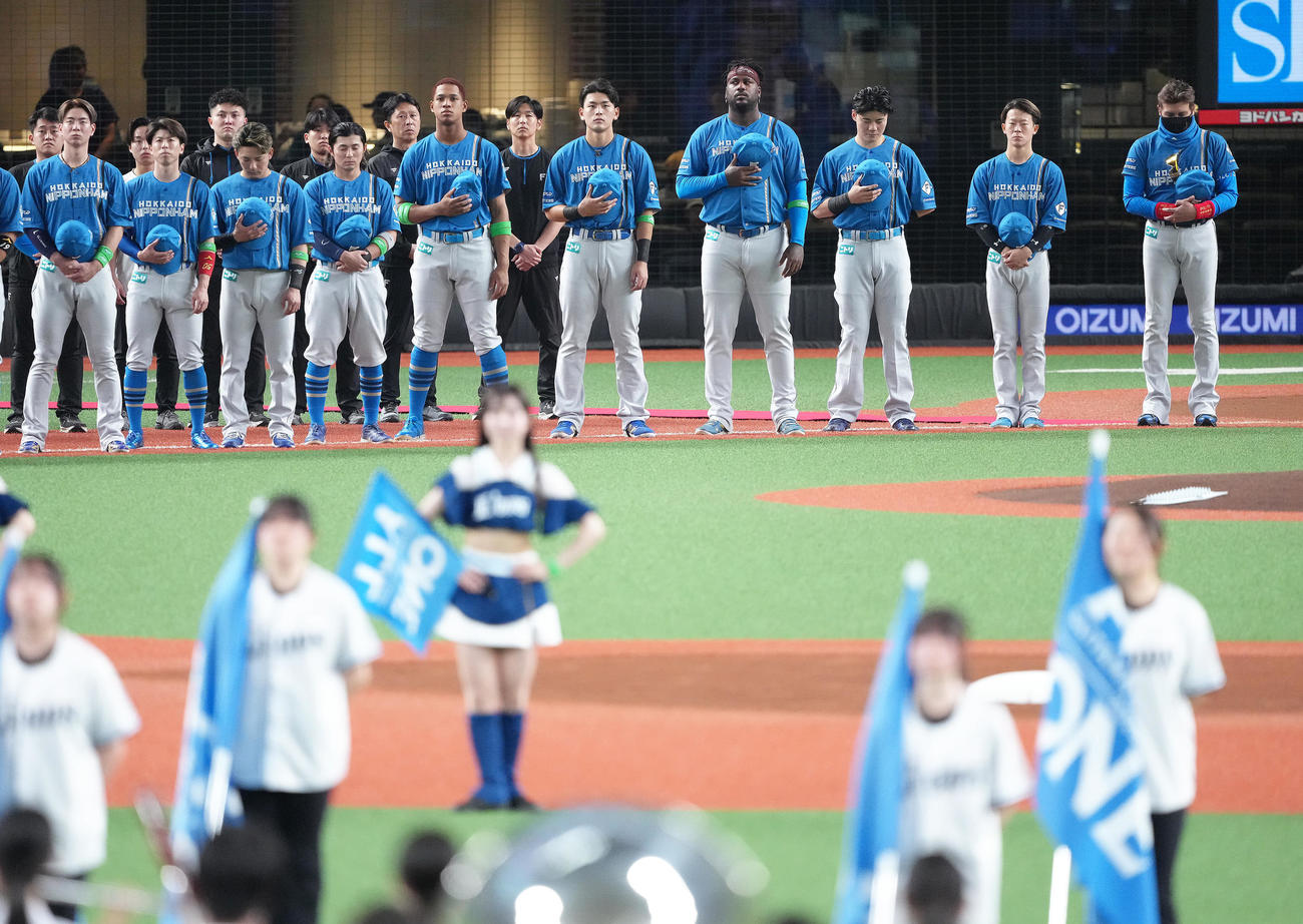 西武対日本ハム　開幕セレモニーで君が代斉唱に臨む日本ハム新庄監督（右端）ら（撮影・足立雅史）